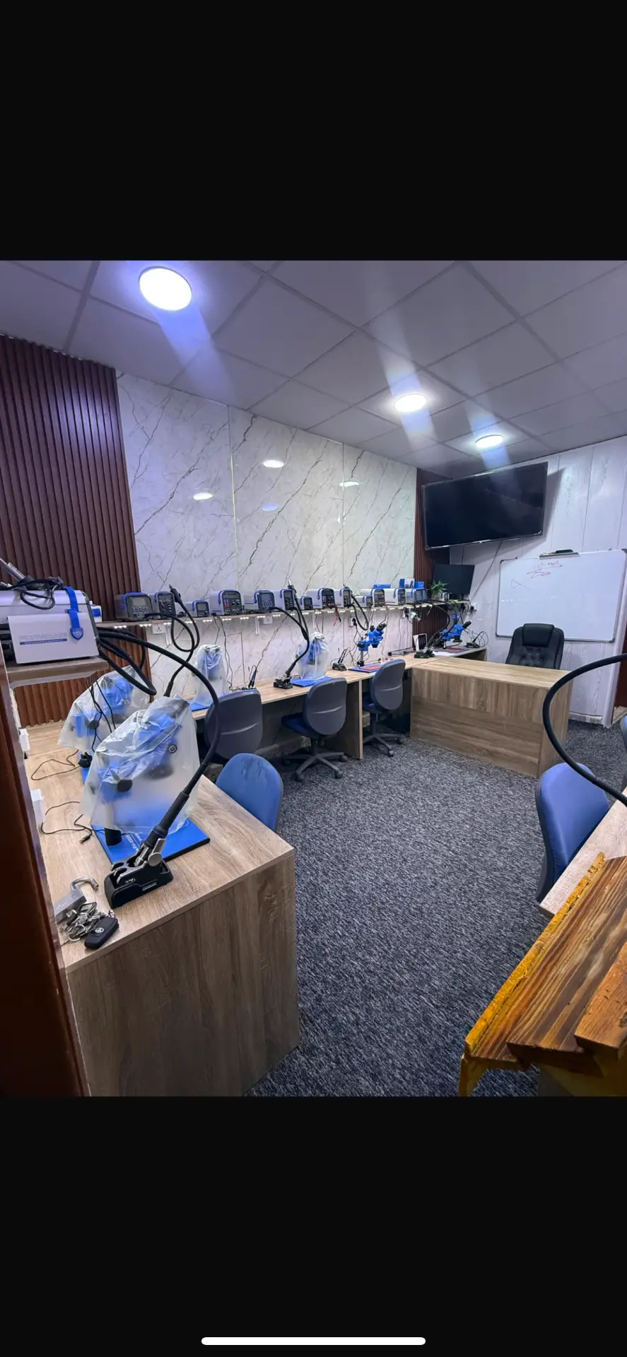 مختبر التدريب على صيانة الحاسبات مجهز بأجهزة الفحص